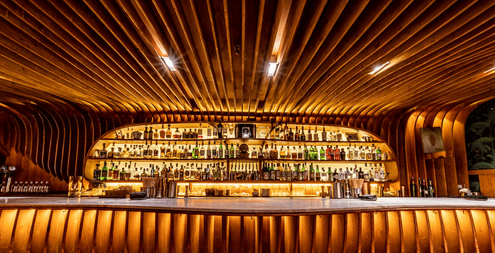 Cel mai bun bar din lume e în Barcelona. Intrarea e o ușă de frigider, iar cocktailurile conțin lapte afumat și pastă de susan