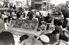 Intrarea Armatei Roșii în București, la 30 august 1944 (© „Fototeca online a comunismului românesc”, cota: 83/1944)