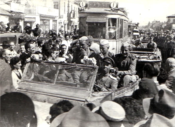 Intrarea Armatei Roșii în București, la 30 august 1944 (© „Fototeca online a comunismului românesc”, cota: 83/1944)