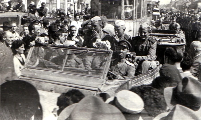 Intrarea Armatei Roșii în București, la 30 august 1944 (© „Fototeca online a comunismului românesc”, cota: 83/1944)
