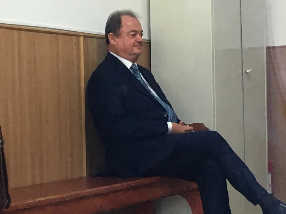 
    Vasile Blaga așteaptă gânditor pe holul Direcției Anticorupție Ploiești (foto: Click!)  