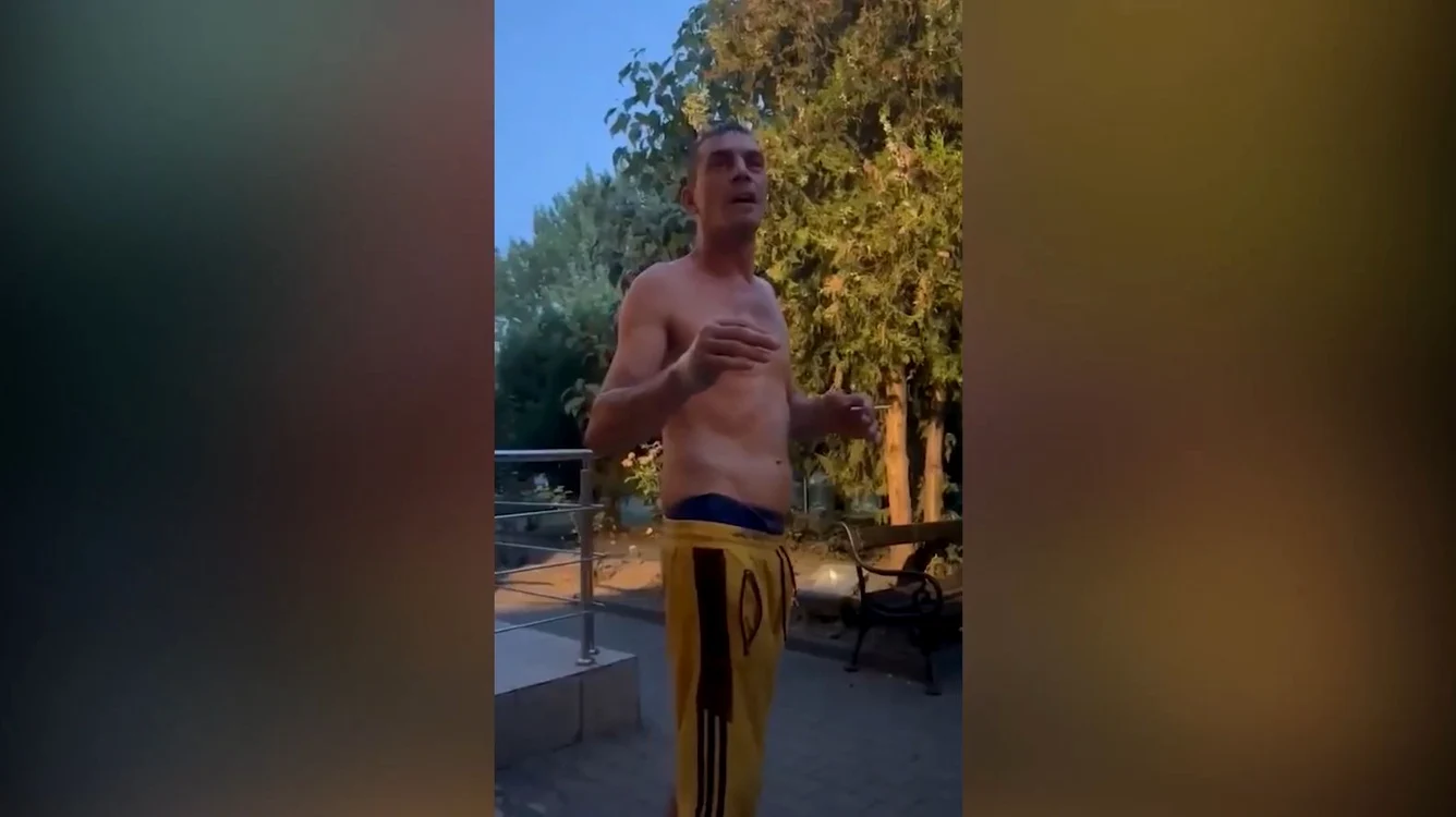 Un scandal început pe o stradă din Calafat a continuat în fața sediului Poliției FOTO Captură video