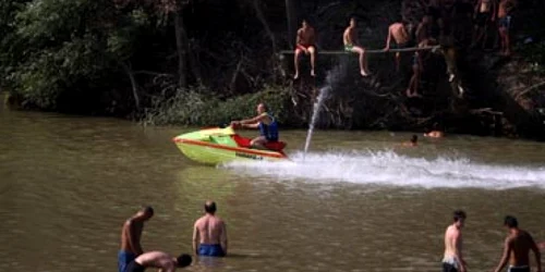 Timişoara: VIDEO Şmecherii cu sky-jet sunt mai periculoşi decât canicula şi înecul pentru oamenii care fac baie în Timiş (GALERIE FOTO)