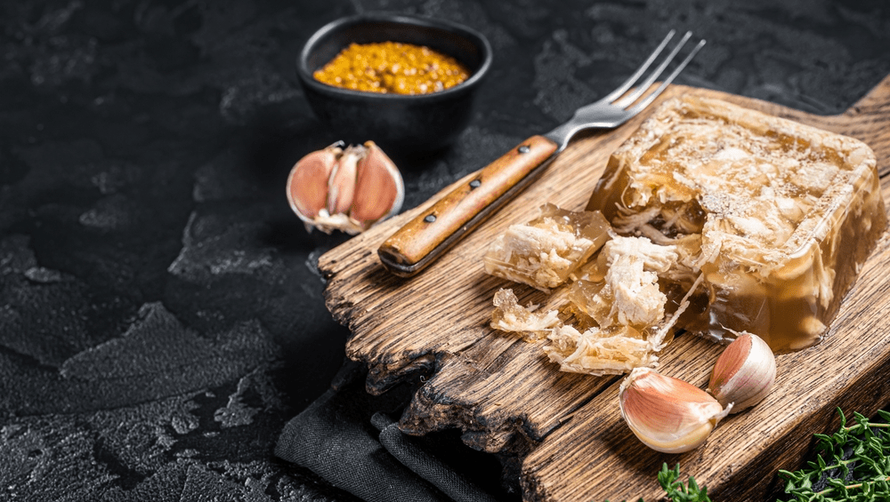 Cum faci cea mai bună piftie: ce carne alegi, când se pune uturoiul, cum o filtrezi să iasă clară