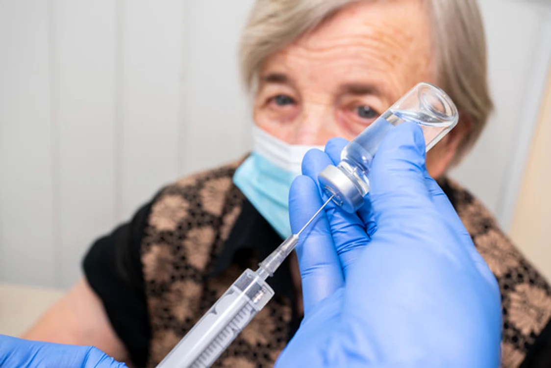 
    Serurile actuale poate nu ne vor feri de infectare, dar ne vor proteja de formele grave de boalăFoto: Shutterstock  