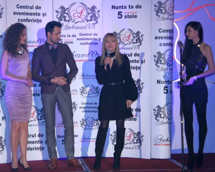 Andreea Fried, Alexandru Constantin şi Nicoleta Gavrilă au primit premiul pentru «Cele mai bune ştiri mondene» la Galei Ambasad’Or VIP