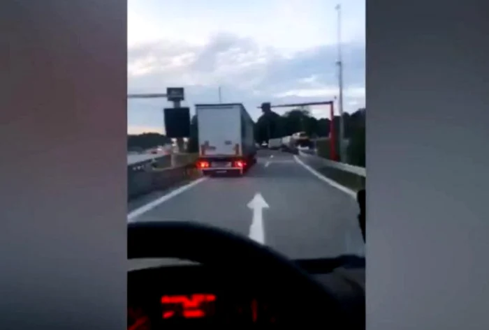 
    Şoferul român a lovit cu o viteză de peste 170 km/h un TIRfoto: captură video  