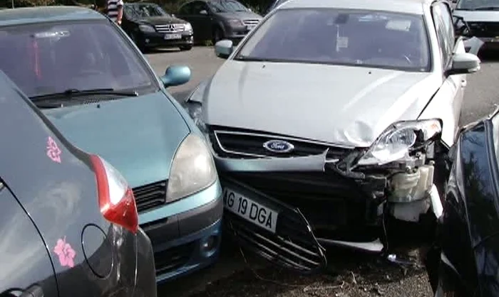 Tânărul de 18 ani va trebui să plătească reparaţiile tuturor autoturismelor avariate (foto: rtv.net)