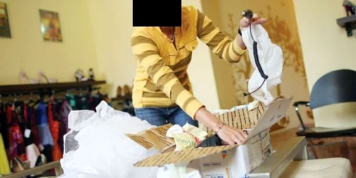 Un alexăndrean a găsit o piatră în coletul poştal