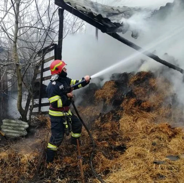 Incendiu devastator în satul Orezu FOTO ISU Ialomiţa