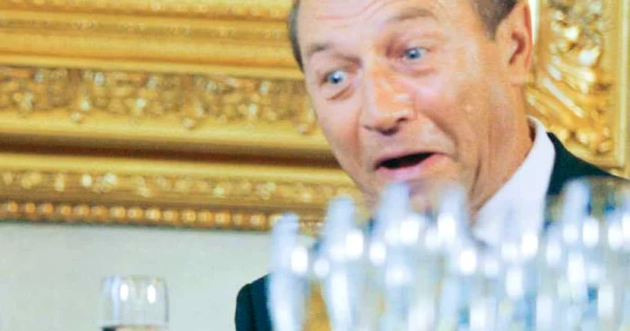 Traian Băsescu  îi aşteaptă azi pe aleşii PDL cu şampanie  