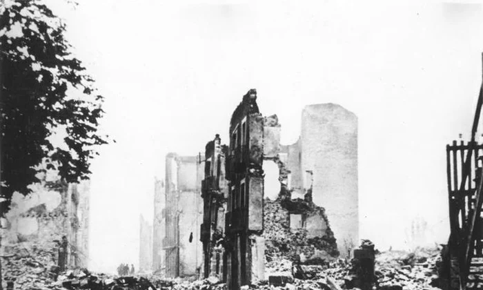 Ruinele orașului Guernica, în timpul războiului civil spaniol (© Das Bundesarchiv Bild 183-H25224)