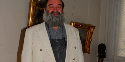 Braşoveanul îi învaţă pe micuţi tainele desenului