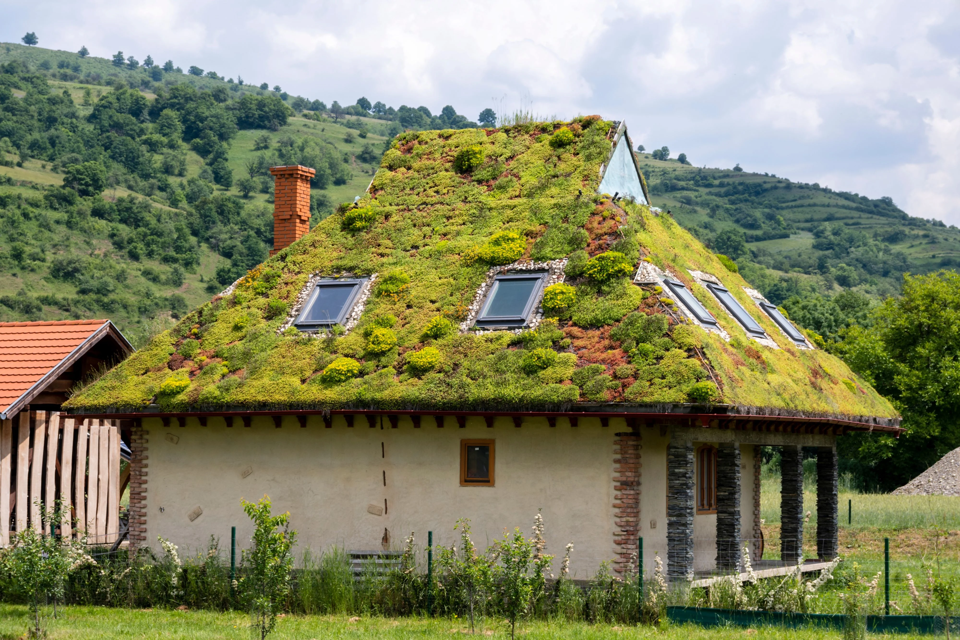 Casele de la sate vor putea fi construite fără autorizație. Ministrul Cseke Attila explică în ce condiții