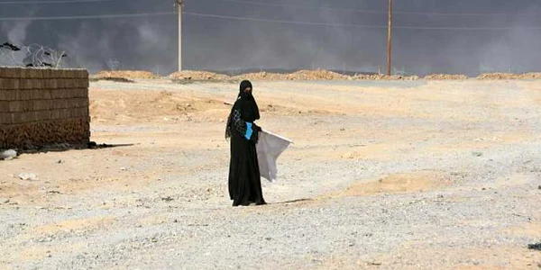 Femeie imbracata in burqa in Mosul FOTO Euronews
