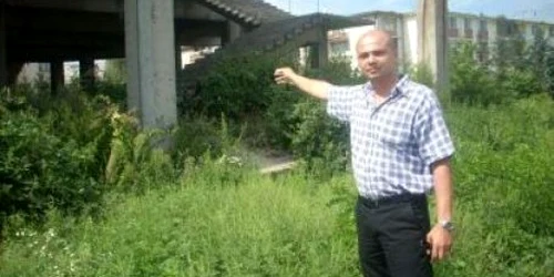 Expertul Iulius Bedea indică amplasamentul noului parc de afaceri. Foto: Arhivă