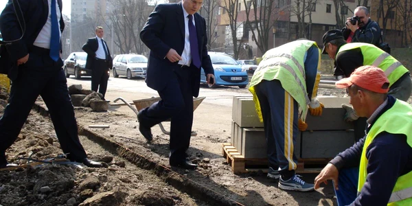 Nichita însoţit de directorul Mihai Chirica a vizitat şantierul din Tătăraşi