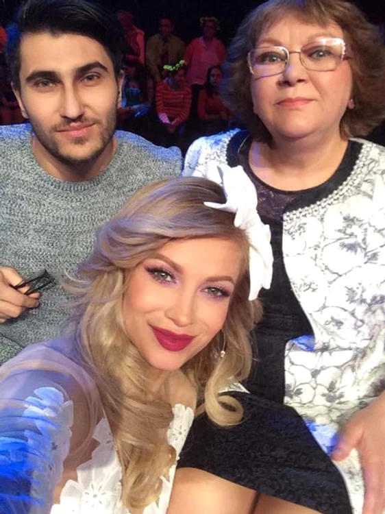 Alături de mama și fratele ei