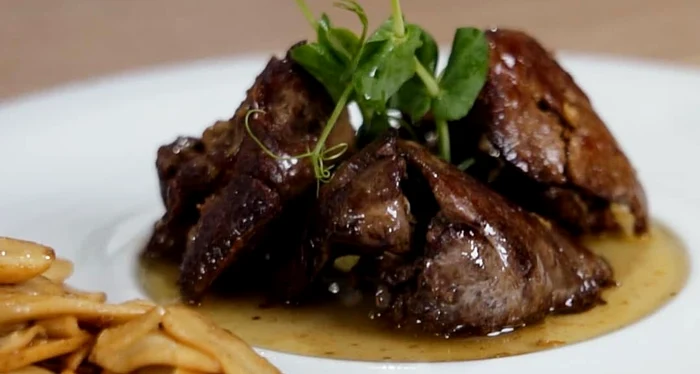 Ficăței de pui cu ciuperci, în sos de vin și usturoi foto: Antena 1