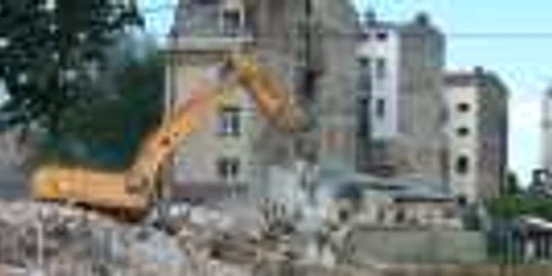 Două case au fost demolate pe Strada Berzei