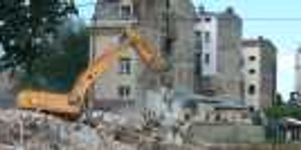 Două case au fost demolate pe Strada Berzei