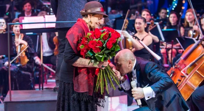 Marcel Pavel, alături de mama sa / Foto: Facebook