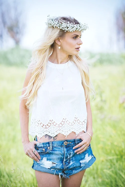 
    Pentru noua colecţie,  Jojo a realizat o  şedinţă foto în  natură, acolo unde  doreşte să-şi  petreacă vacanţa  anul acesta  