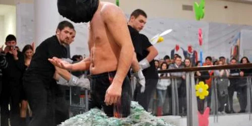 Moldoveanul a stat îngropat în aproape 600 de kilograme de cioburi