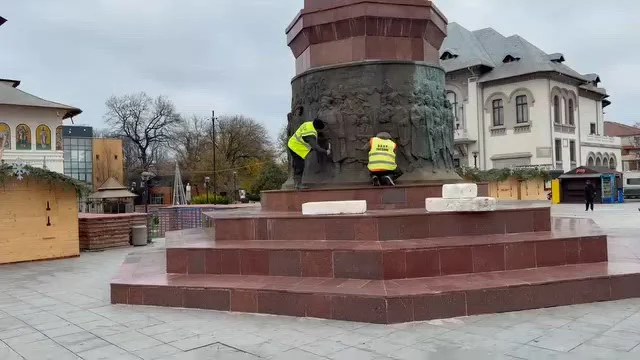 Monument „șlefuit” cu peria de sârmă, la Focșani. Șeful culturii vrâncene: „Au încercat să arate bine de sărbători”