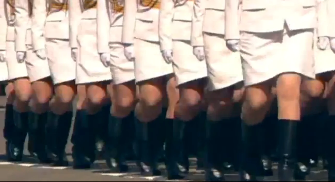 
    "Armata feminină în fuste-mini" a lui Putin, a atras toate privirile în timpul paradei militare de la MoscovaFoto captură foto Mirror.co.uk  