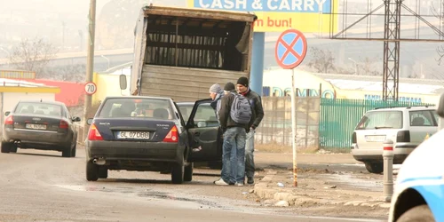 Autostopiştii plătesc mult mai puţin la "ia-mă nene". Foto: Bogdan Dimofte