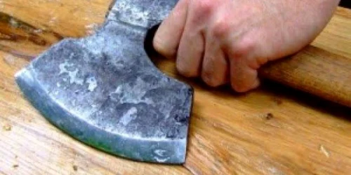 Bătrâna a fost ucisă cu toporul