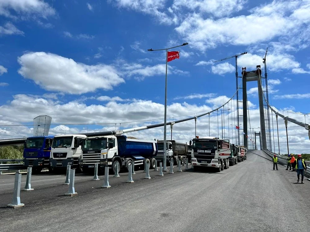Teste de rezistență la podul suspendat peste Dunăre FOTO: Ionel Scrioșteanu