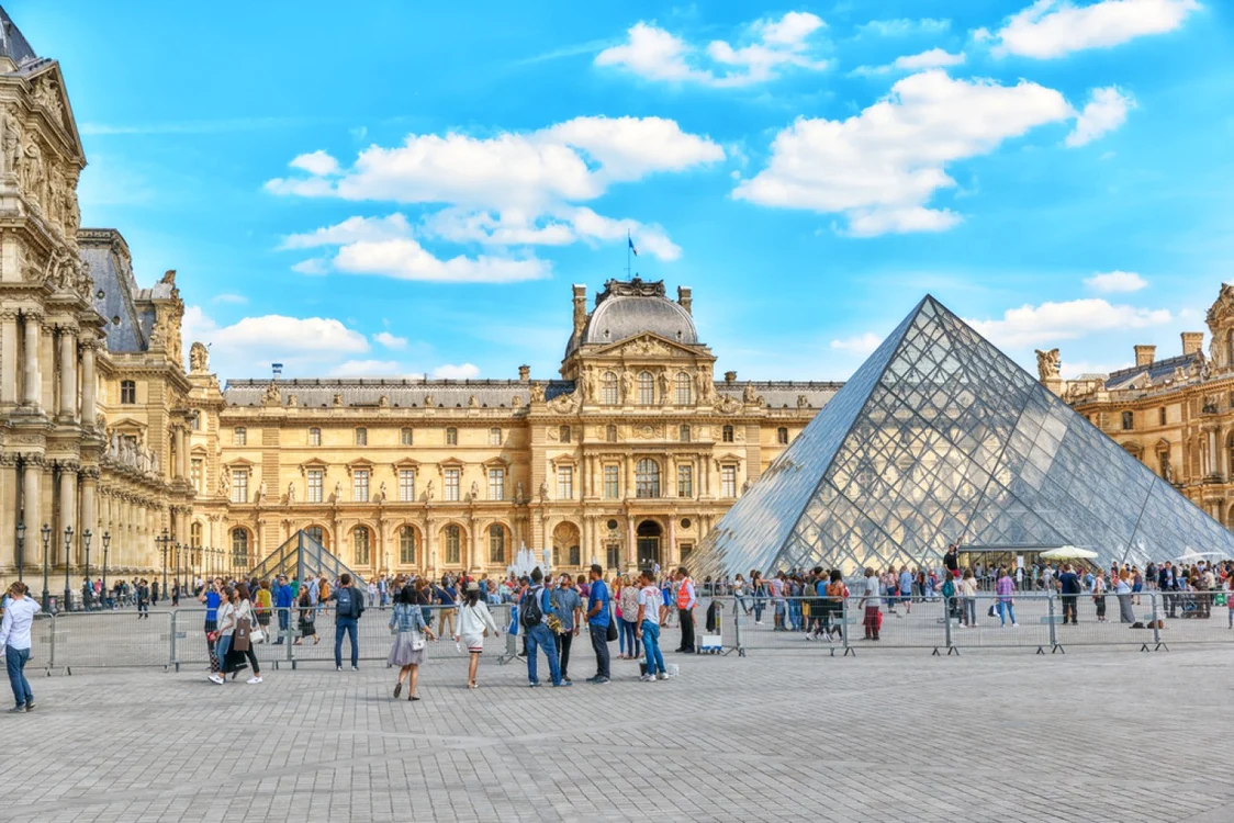 Muzeul Luvru din Paris Foto Shutterstock
