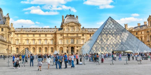 muzeul luvru paris foto shutterstock