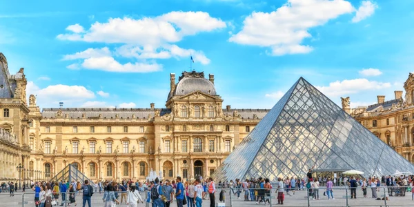 muzeul luvru paris foto shutterstock