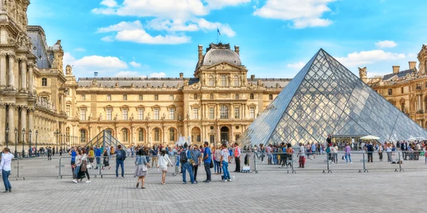 muzeul luvru paris foto shutterstock