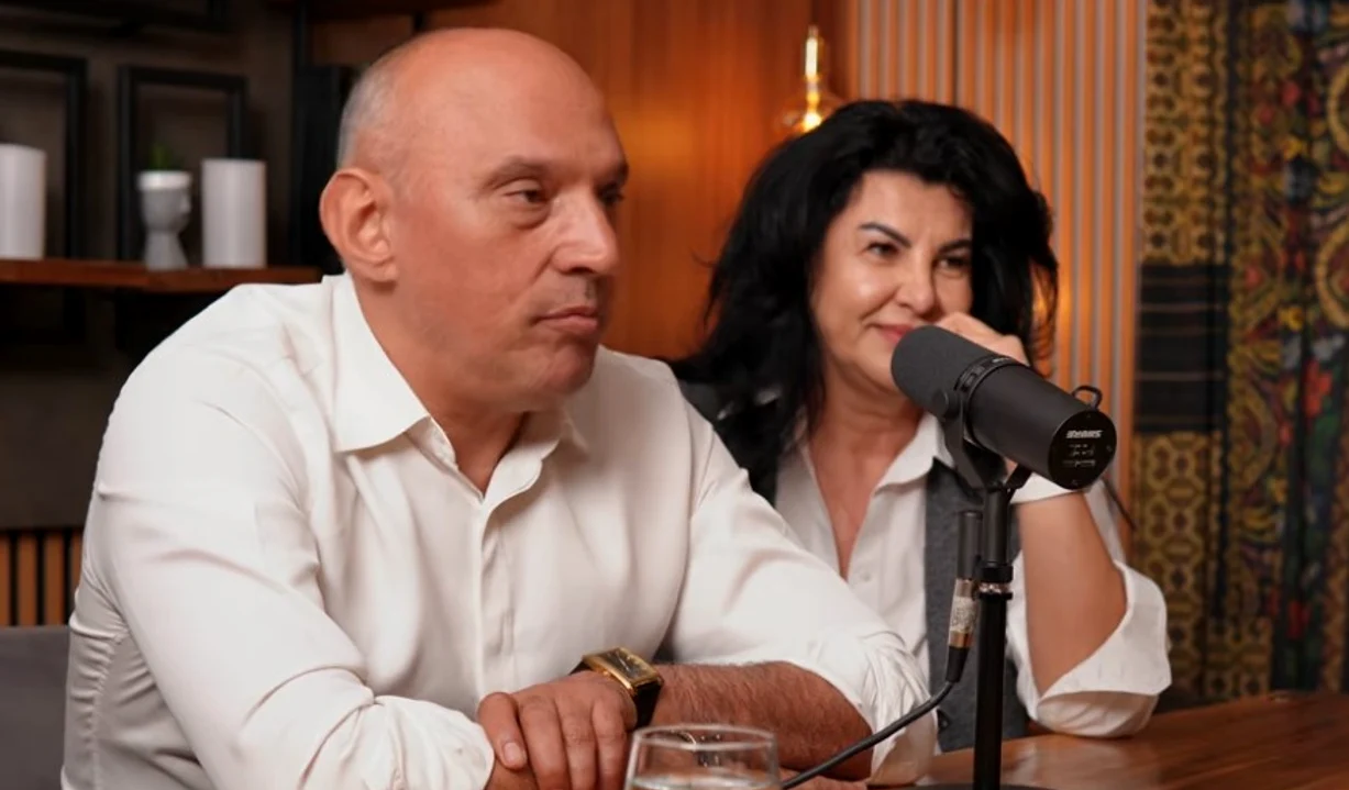 Prunea nu a divorțat încă, dar se prezintă alături de noua parteneră  FOTO Captură video