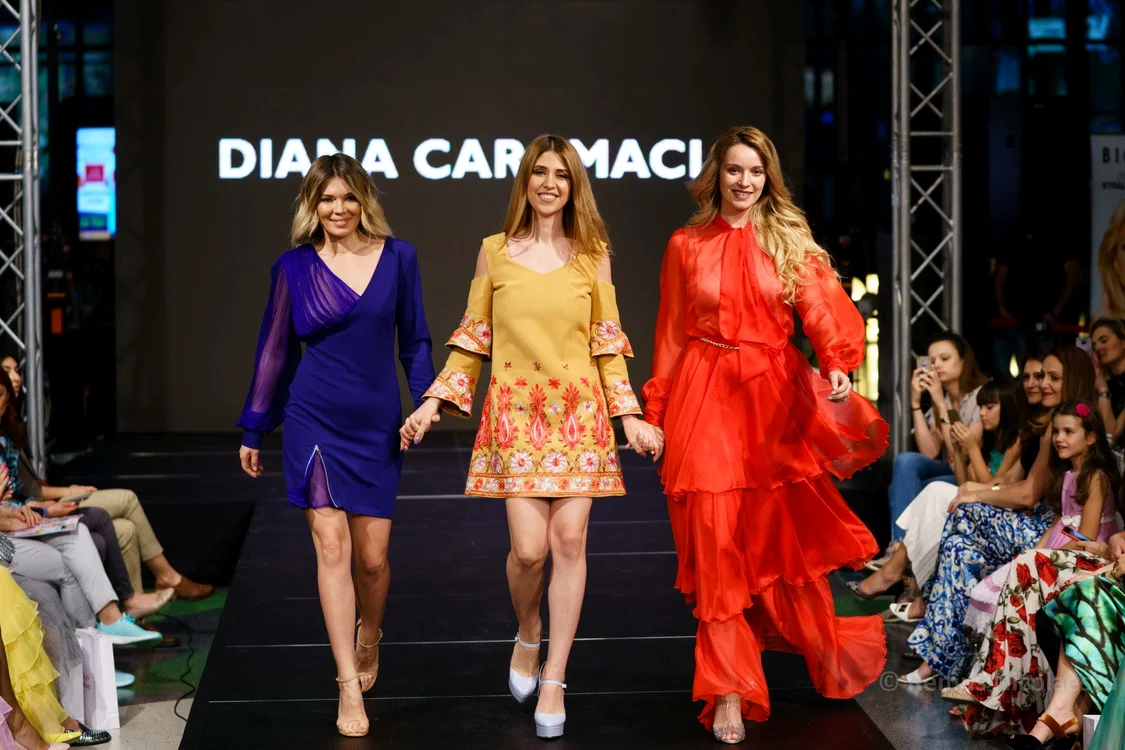 DIANA CARAMACI defiland alaturi de GINA PISTOL si DIANA DUMITRESCU jpeg