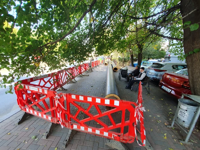 Lucrările blochează  trotuarele, dar de multe ori  perturba și traficul rutier
