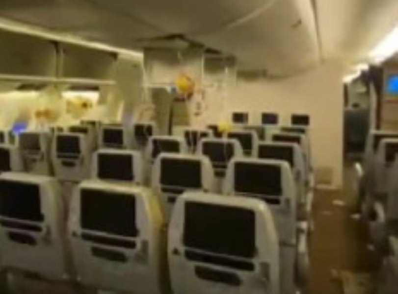 Mărturiile înfiorătoare ale pasagerilor din avionul lovit de turbulențe severe: „A fost aruncat pe podea la două rânduri în spatele meu” VIDEO