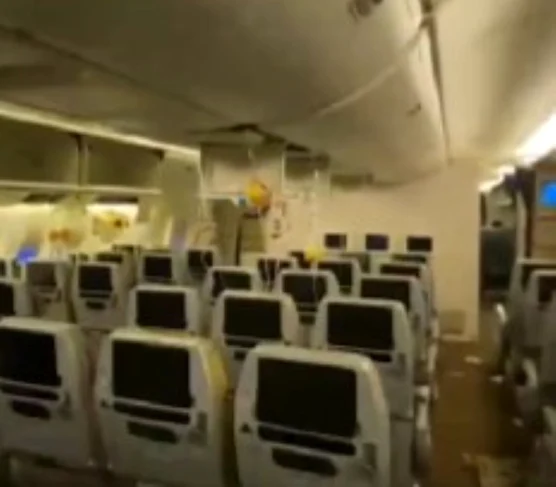 Aeronava s-a confruntat cu turbulențe severe. FOTO X/ Josh Cahill 