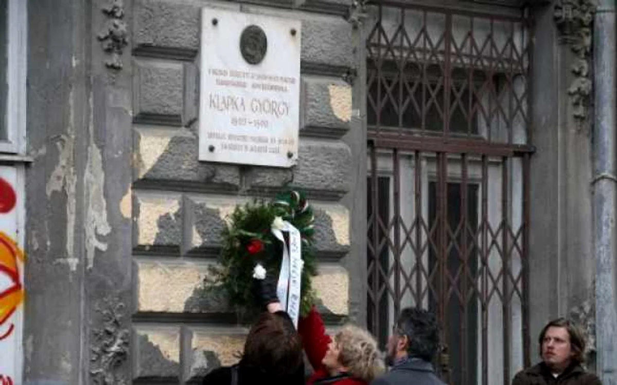 Depunere de coroane la plăcuţa comemorativă a generalului Klapka