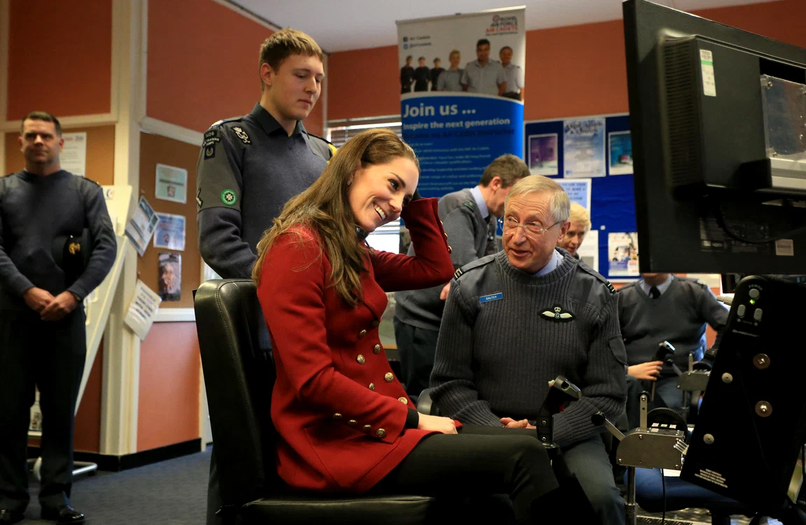 Kate Middleton a discutat cu personalul de la baza aeriană de la Wittering
