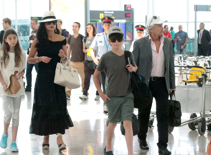 Catherine Zeta-Jones şi Michael Douglas au împreună doi copii, Dylan Michael, născut pe 8 august 2000, şi Carys Zeta, născută pe 20 aprilie 2003