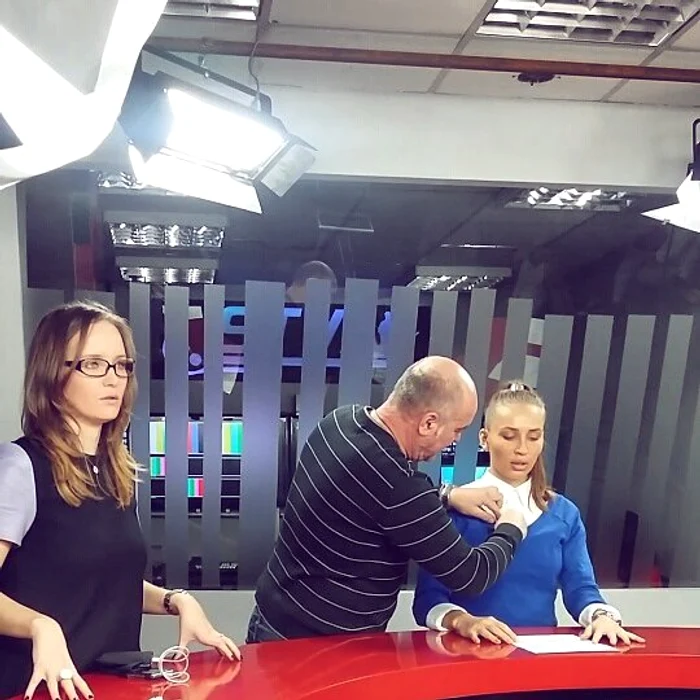 La Școala de Televiziune „Tudor Vornicu”, Ioana Maria Moldovan îi învață pe adulți și pe copii să citească de pe prompter