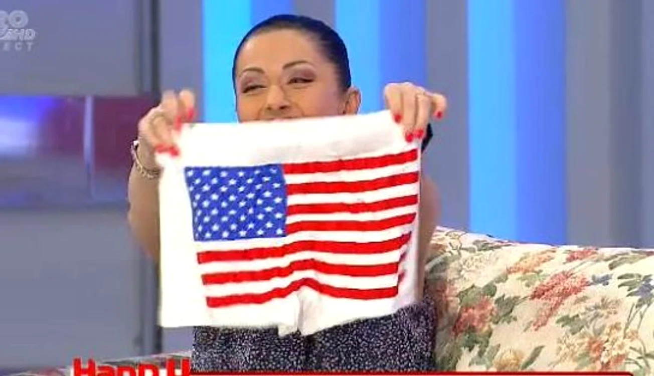 Gabriela Cristea a primit o pereche de chiloţi de la Marcel Toader (captură Pro TV)