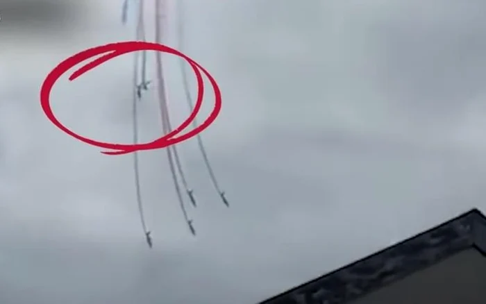 Două avioane militare s-au ciocnit, unul dintre ele prăbușindu-se.