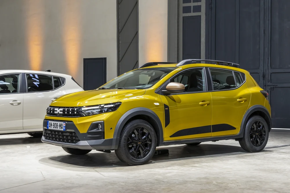 Dacia bate Renault la el acasă. Presa franceză scrie că mașina românească e cea mai bună