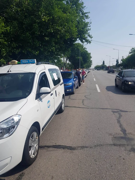 La Arad sunt sute de mașini FOTO Claudia Untaru